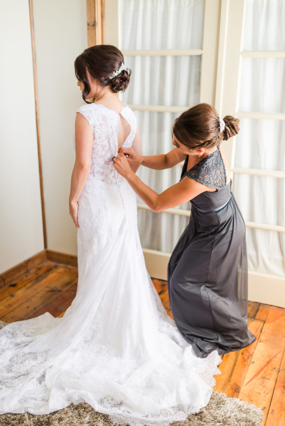 5 tips for wedding day bliss know how your dress goes on