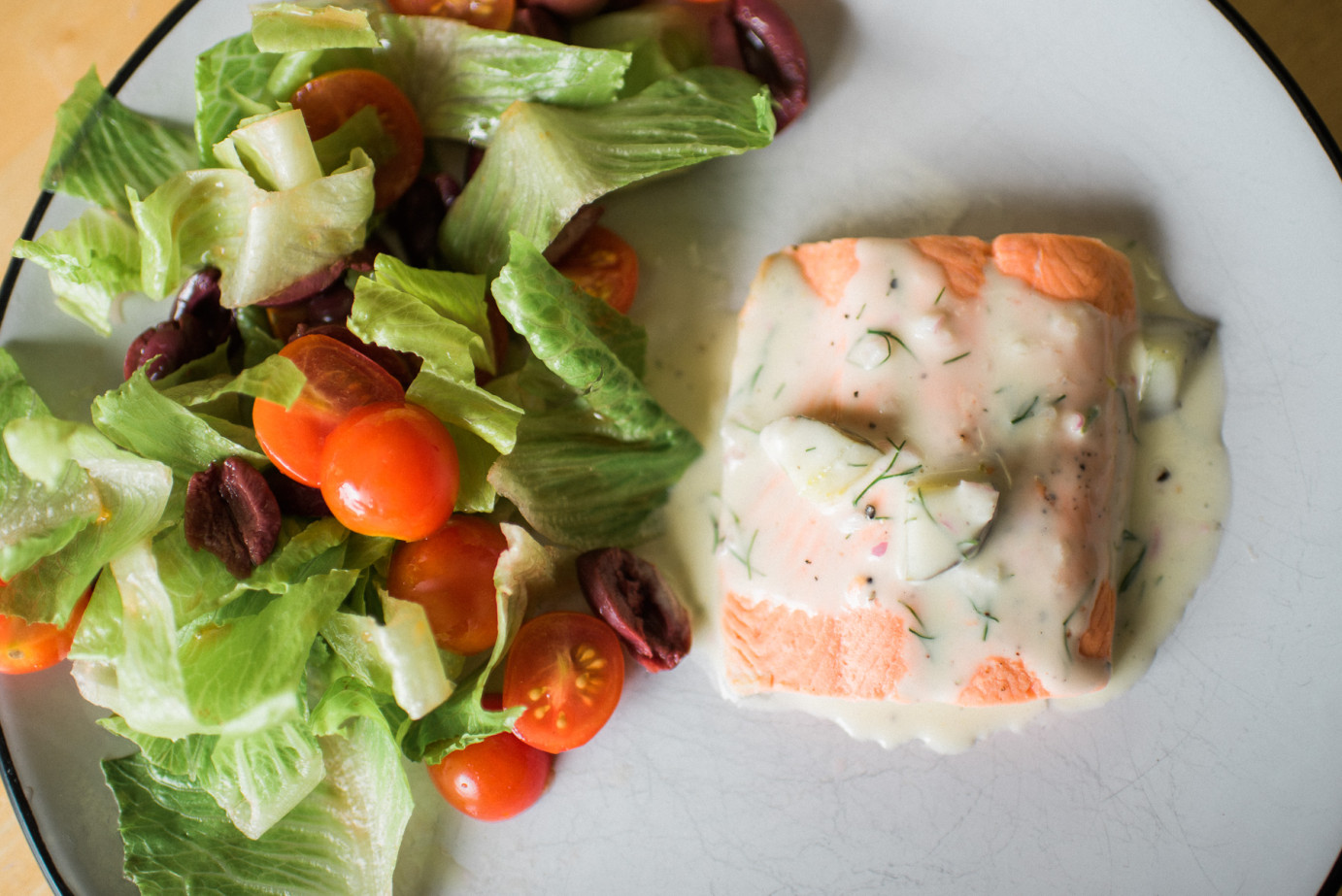 Blog-Whole30-poached salmon with cucumber dill sauce-0001