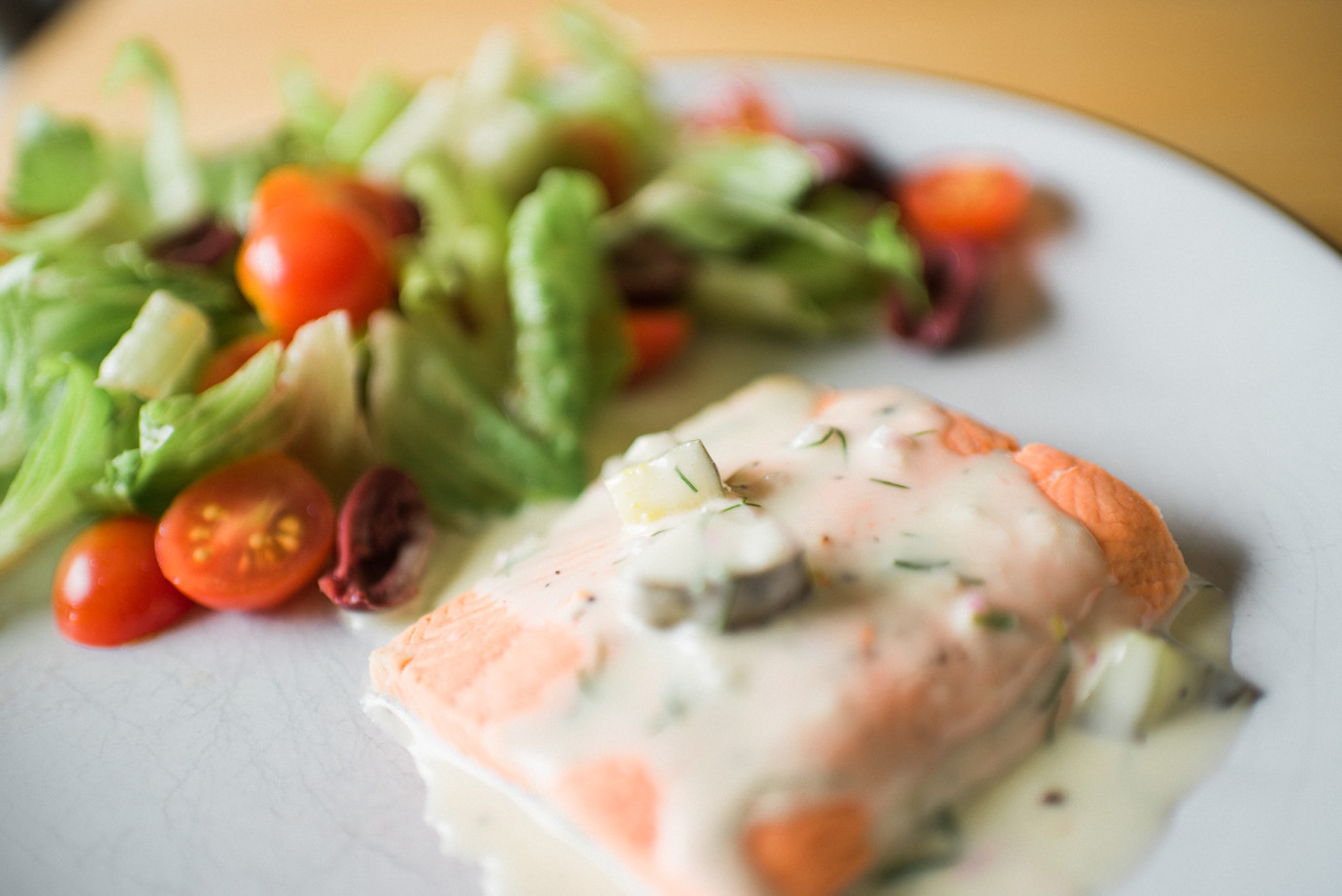 Blog-Whole30-poached salmon with cucumber dill sauce-0002