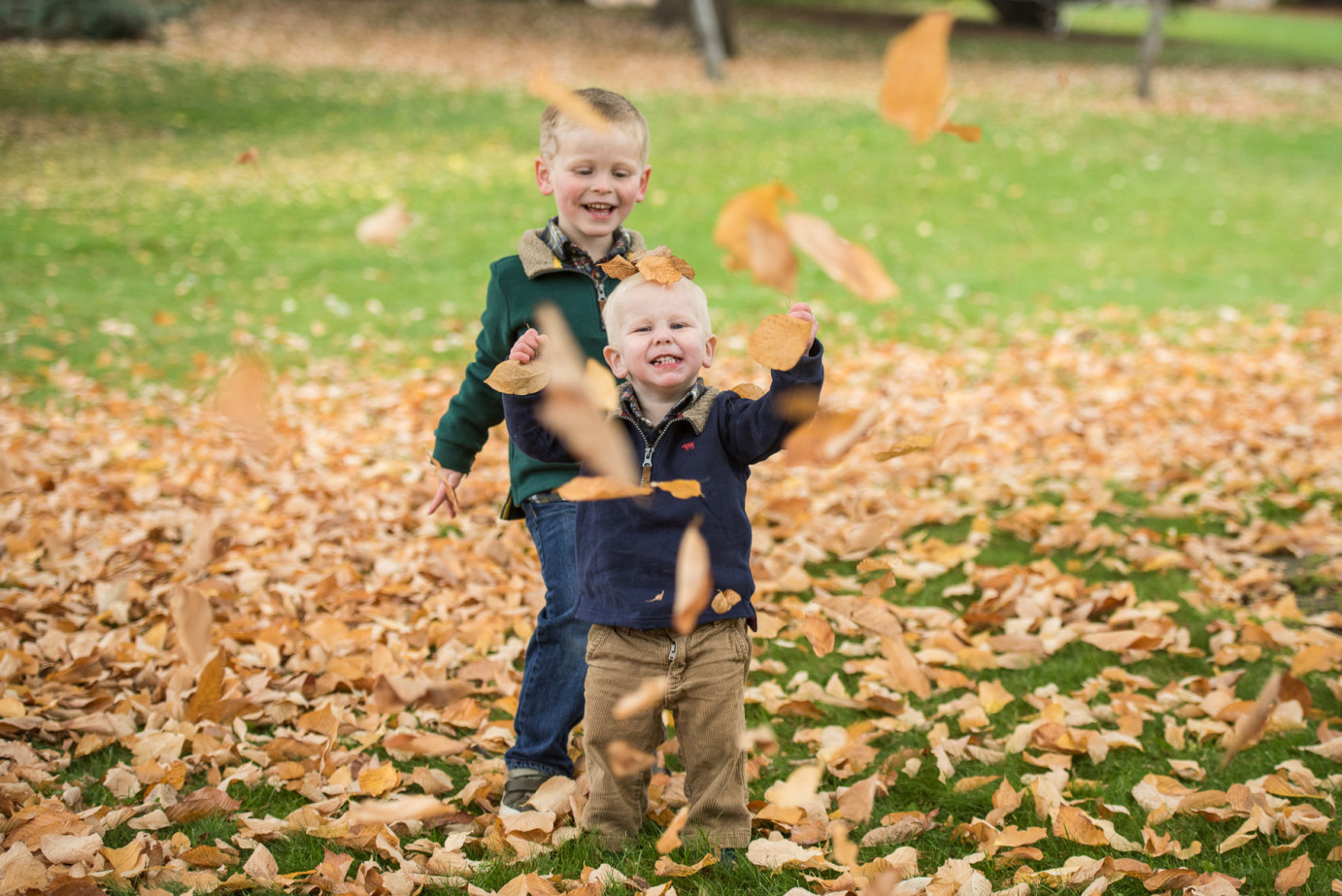 Wenatchee photographer basic DSLR 101 brothers playing in leaves photo