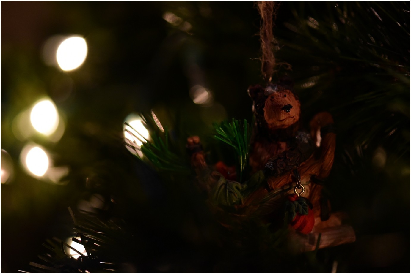 How to take beautiful photos of your christmas tree Christmas tree ornaments with macro lens photo
