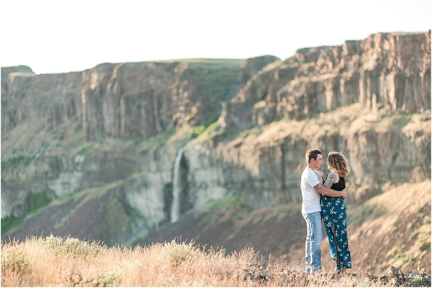 Vantage Crags Maternity Session unposed in the desert
