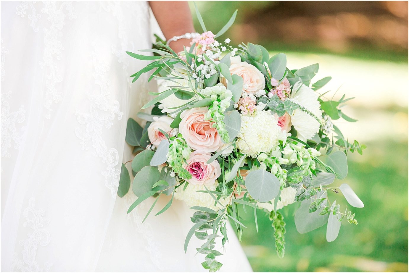 Favorite wedding florals of 2018 for brides flowing blush and beige wedding bouquet