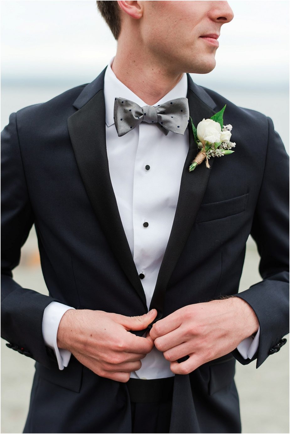 Favorite wedding florals of 2018 for brides Simple white boutonniere 