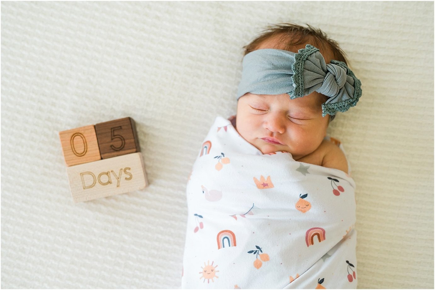 Lifestyle Newborn Session Noa with numbered days