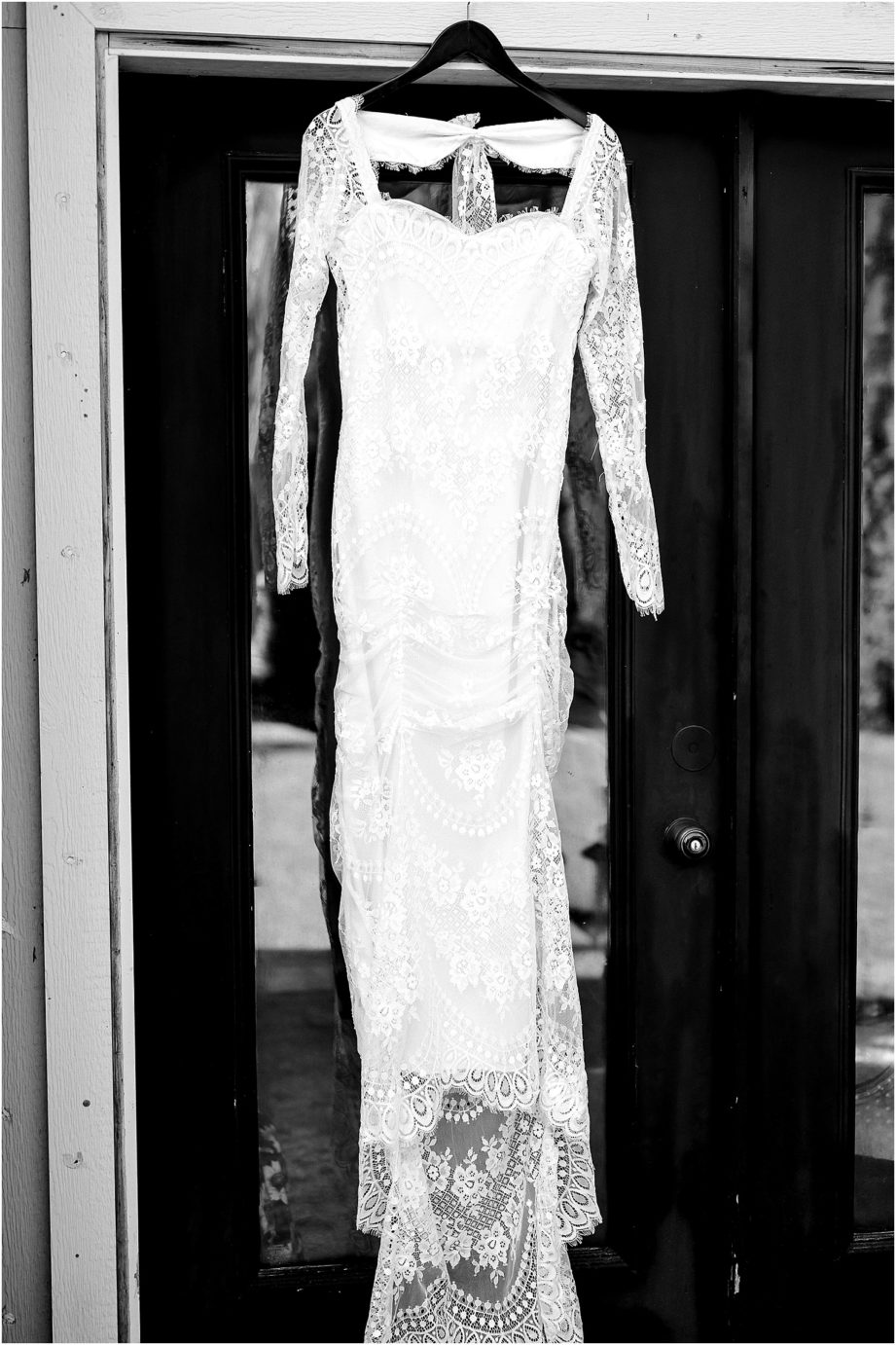 Le Jardin of Yakima Wedding Yakima Photographer Johnny and Meg bride's dress