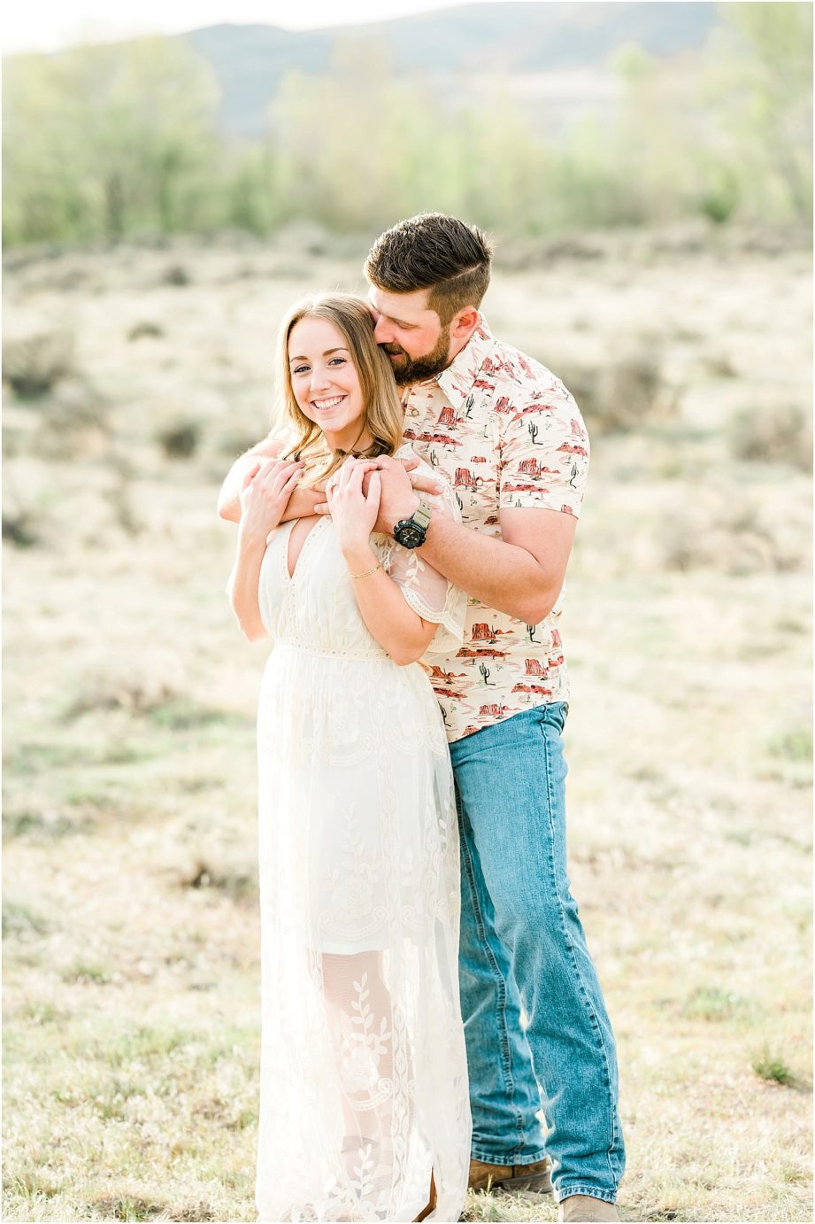 eastern washington engagement session PNW photographer Travis and arianna hugging in a field