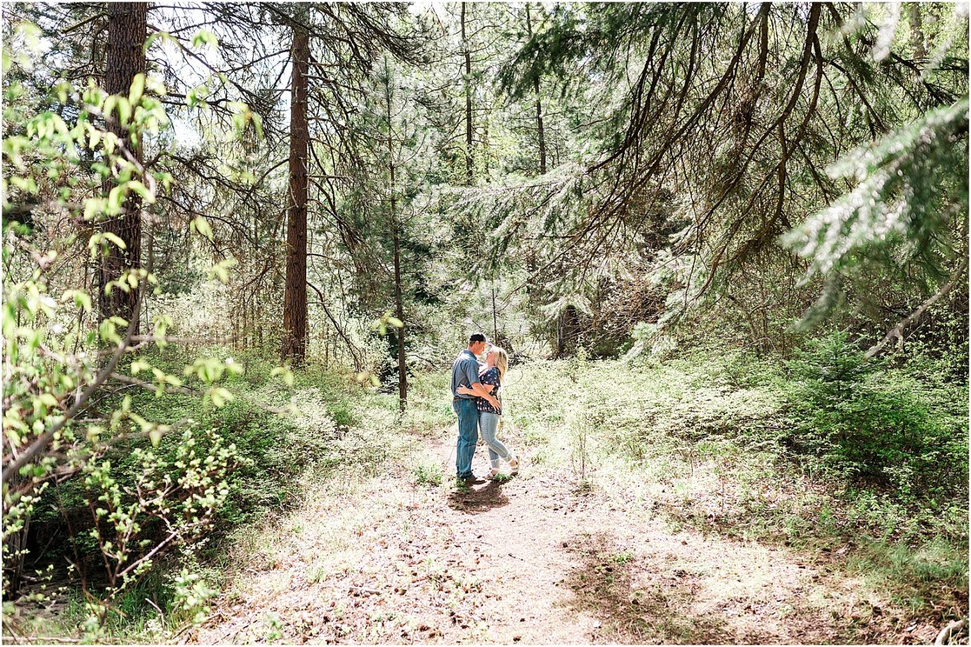 Ellensburg engagement session Ellensburg photographer Clay and Hayley couple kissing