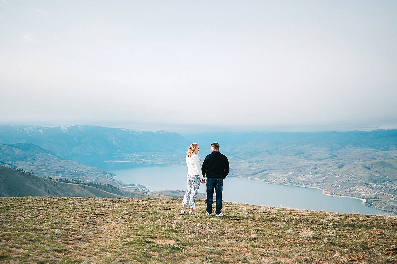Chelan mountaintop engagement session chelan photographer aaron and leia couple overlooking river