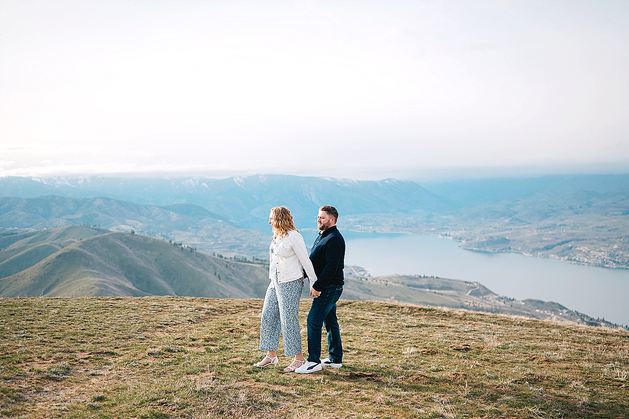 Chelan mountaintop engagement session chelan photographer aaron and leia couple overlooking river