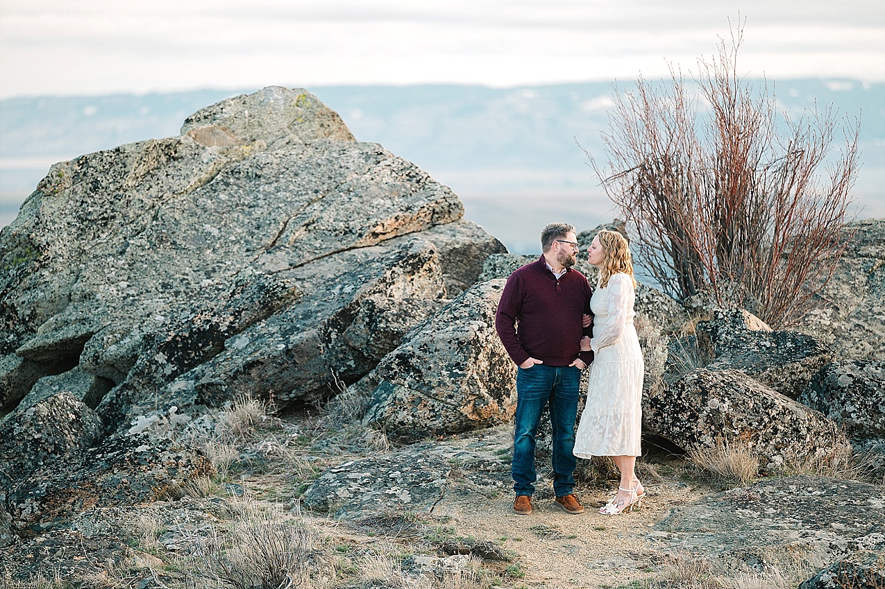 Chelan mountaintop engagement session chelan photographer aaron and leia couple standing on rocks