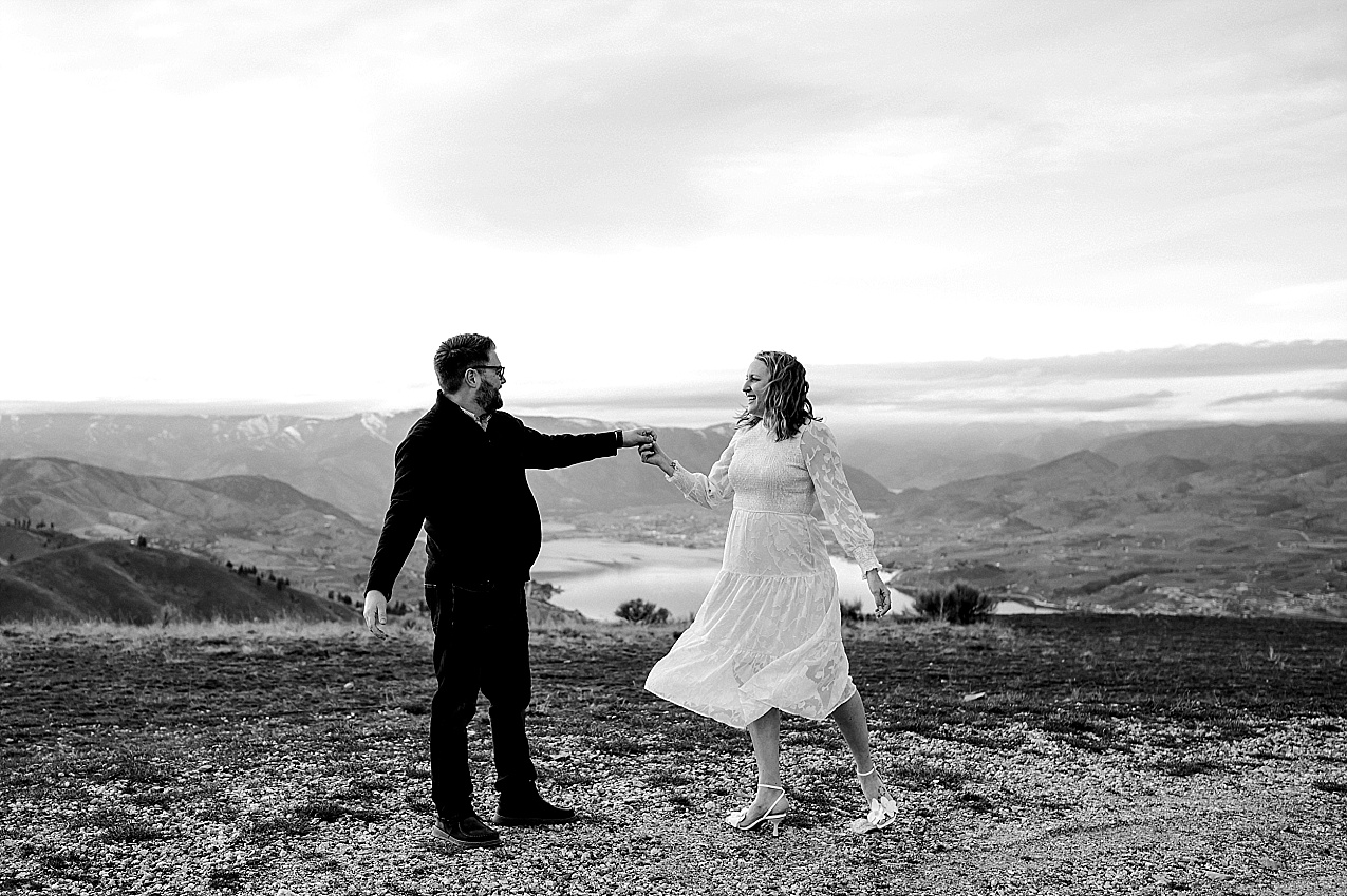 Chelan mountaintop engagement session chelan photographer aaron and leia dancing on the mountaintop